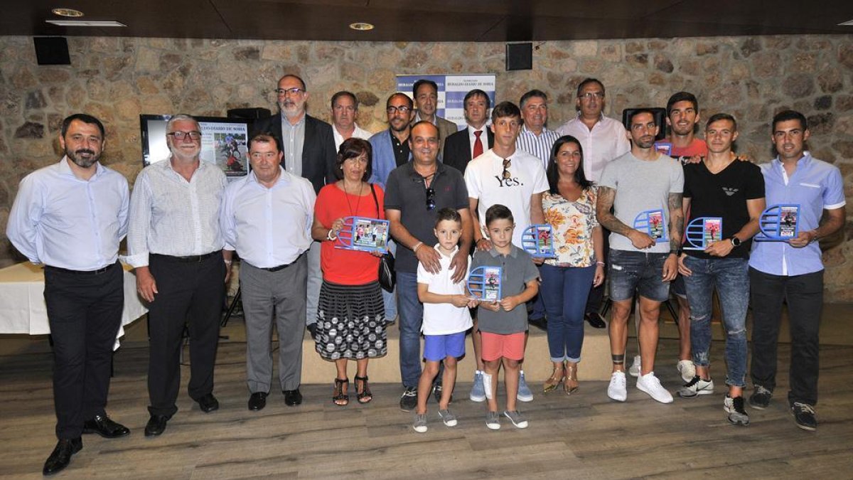 Foto de familia de los ganadores de los trofeos Aúpa Numancia, junto a los patrocinadores de los mismos ayer en el Parador Antonio Machado.-Valentín Guisande