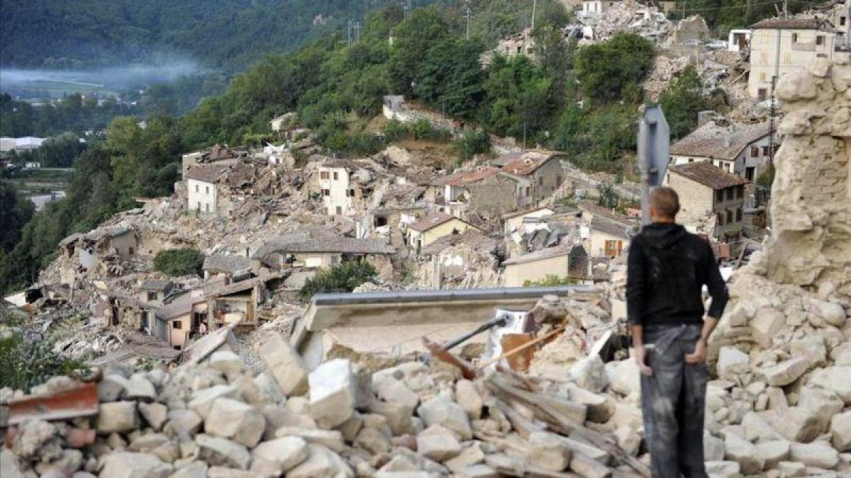Un superviviente del terremoto mira las ruinas de Pescara del Tronto.-AP / CRISTIANO CHIODI