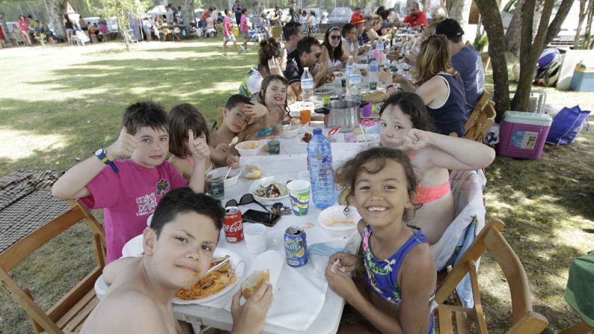 Numerosas familias disfrutaron de la caldereta popular.-L.A.T.