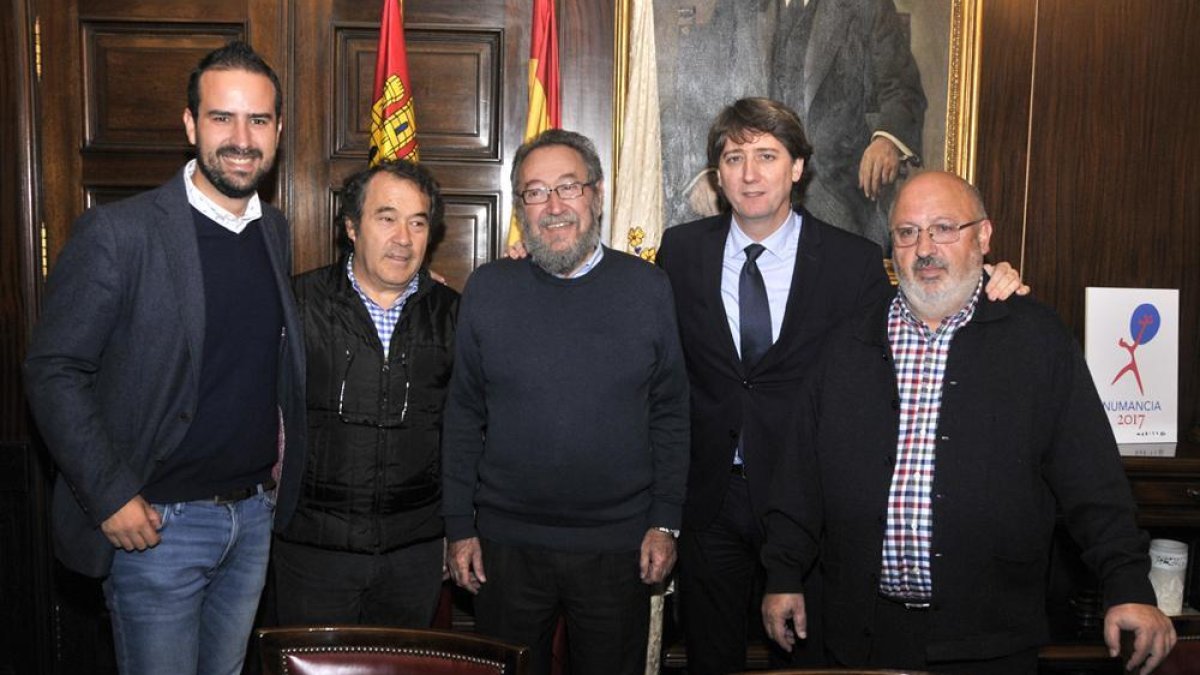 Representantes políticos y deportivos, ayer, en la presentación del Campo a Través Internacional de Soria.-VALENTÍN GUISANDE