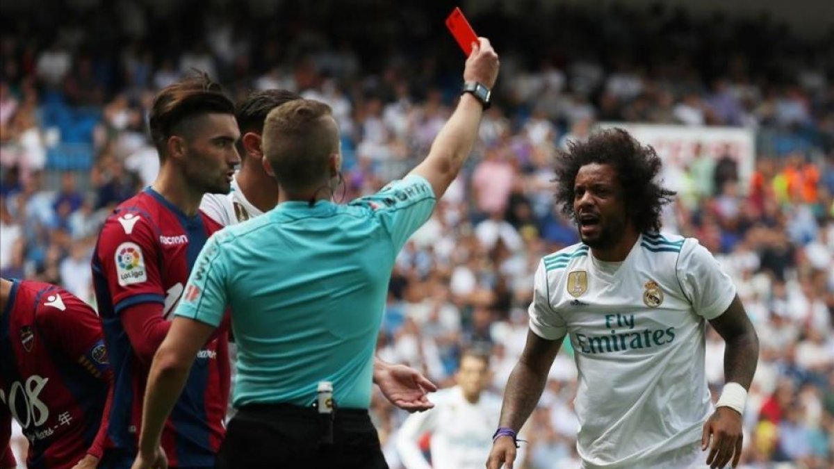 Hernández Hernández expulsa a Marcelo en el Real Madrid-Levante.-SUSANA VERA / REUTERS