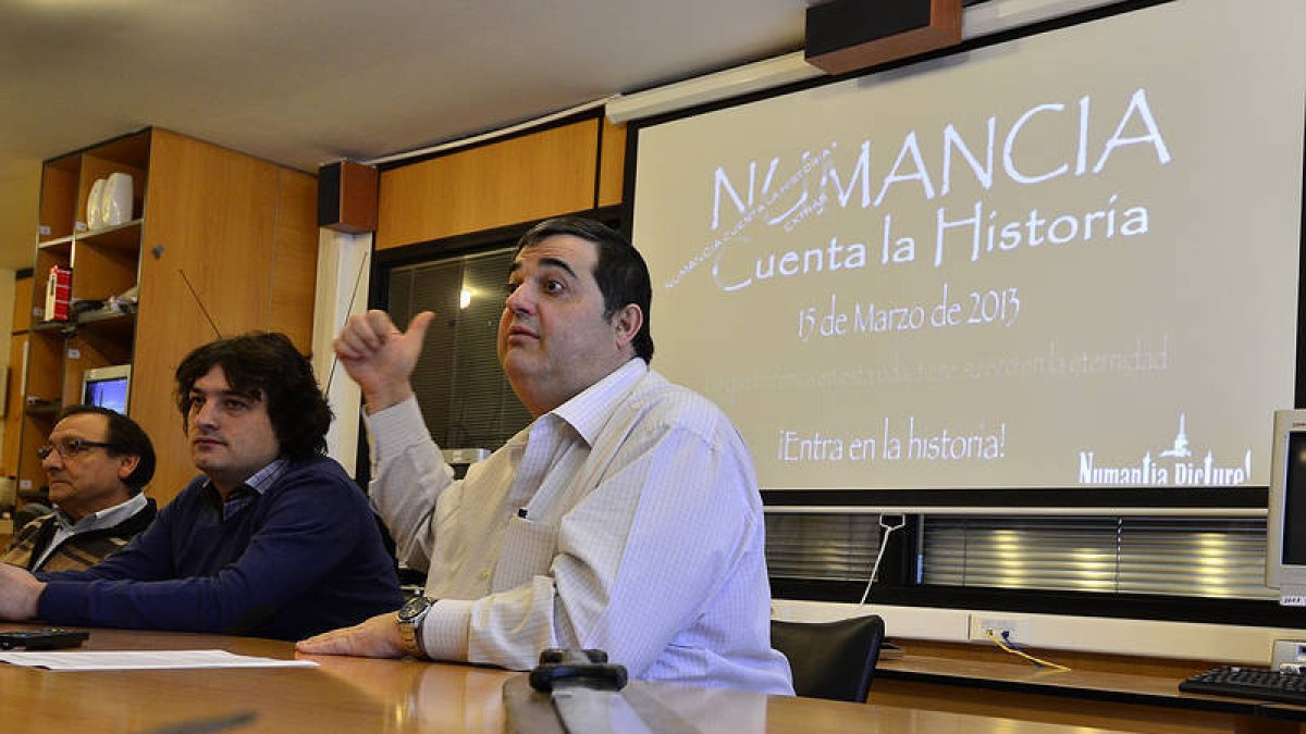 Alfredo Jimeno, Rubén García y Alberto Santamaría durante la presentación del proyecto. / ÁLVARO MARTÍNEZ-