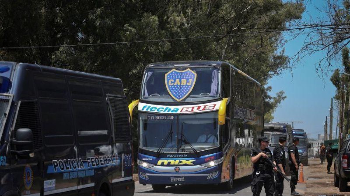 El autobús con el plantel de Boca Juniors es visto cerca al aeropuerto de Ezeiza a su regreso a Buenos Aires  Argentina   luego de perder la final de la Copa Libertadores contra River Plate en Madrid-EFE