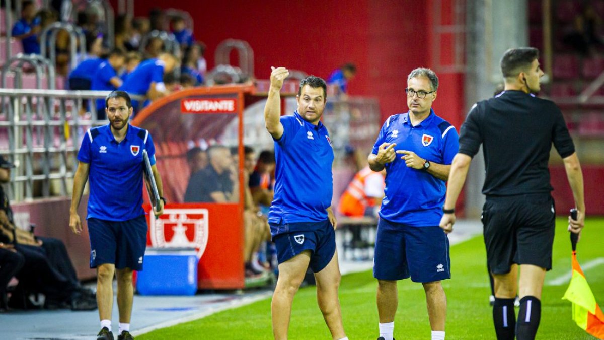 Diego Martínez y sus ayudantes en la zona técnica del banquillo de Los Pajaritos. MARIO TEJEDOR