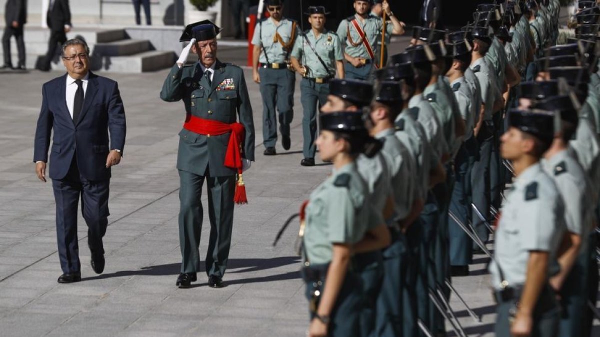 Juan Ignacio Zoido pasa revista durante el acto de despedida de la bandera del teniente general Pablo Martin Alonso-EMILIO NARANJO (EFE)