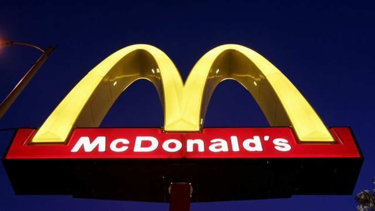 El logo de uno de los restaurantes McDonalds, en Chicago.-JEFF ROBERSON / AP