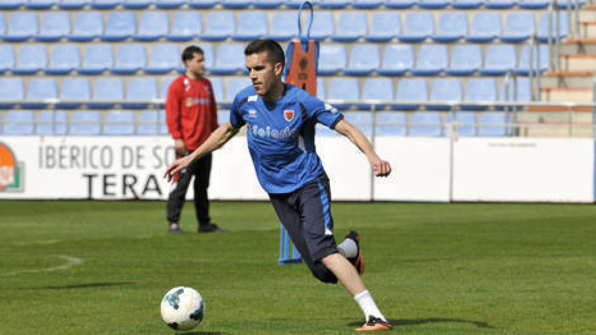 Julio Álvarez en un entrenamiento de la pasada temporada. / Álvaro Martínez-
