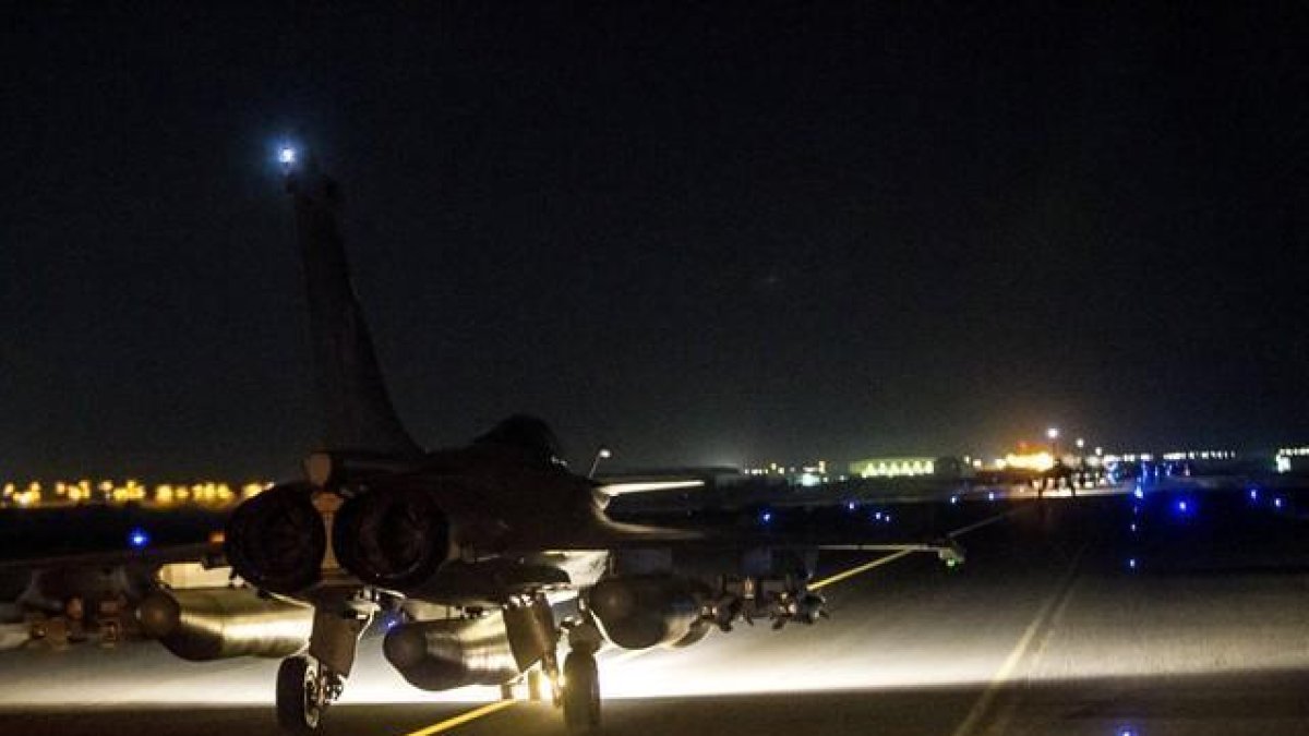 Uno de los bombarderos franceses que atacaron Raqqa (Siria) la noche del martes.-HANDOUT / REUTERS