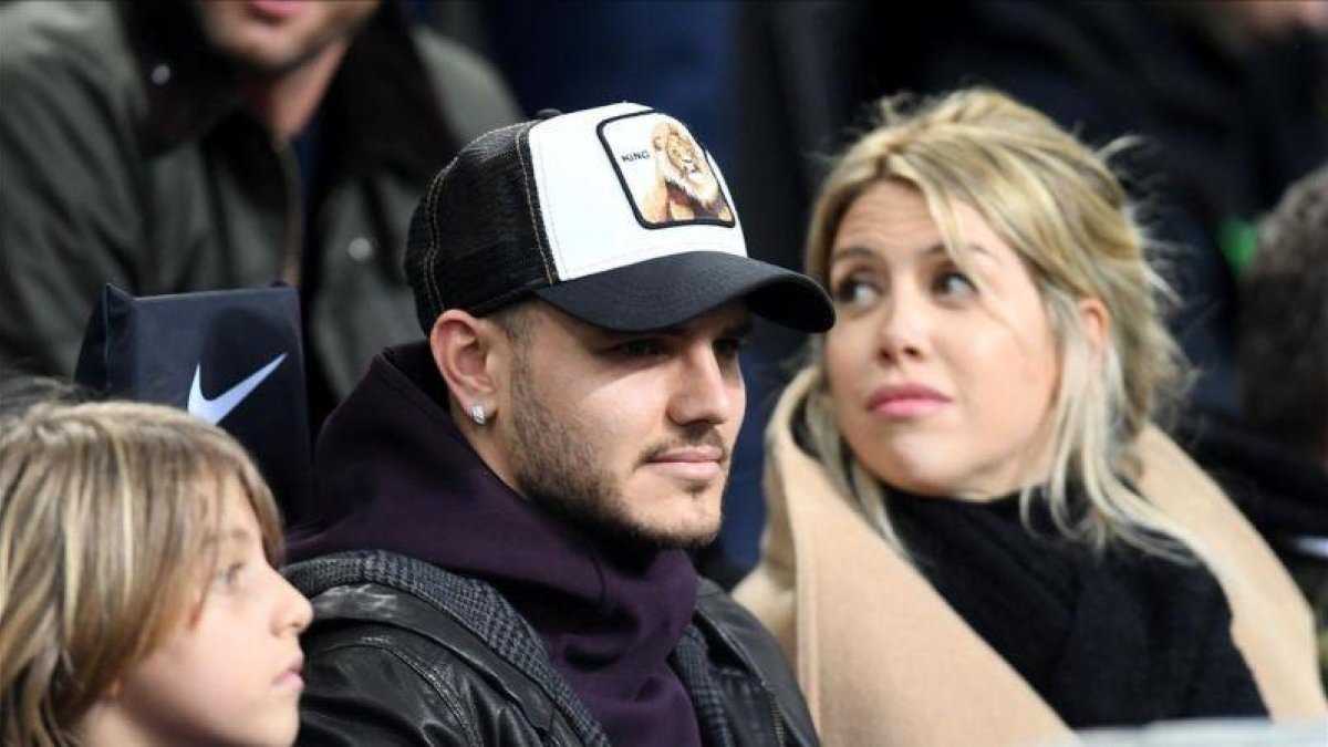 Mauro Icardi y Wanda Nara en las gradas del San Siro.-EL PERIÓDICO