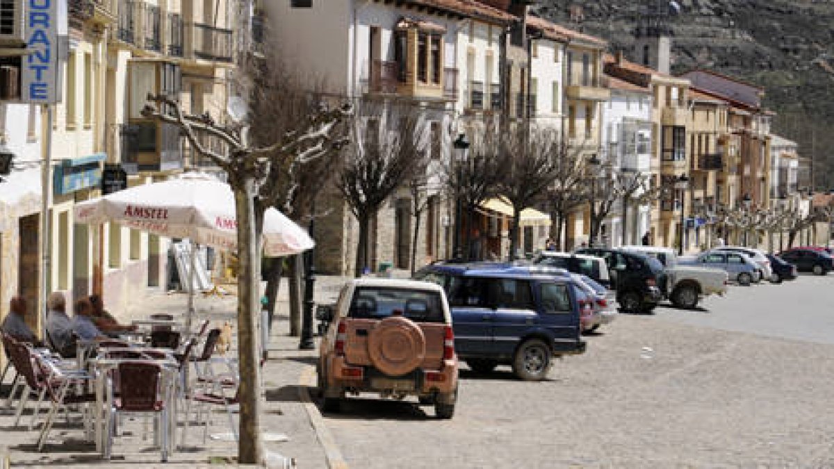 Una de las calles principales de la localidad de San Pedro Manrique. / VALENTÍN GUISANDE-