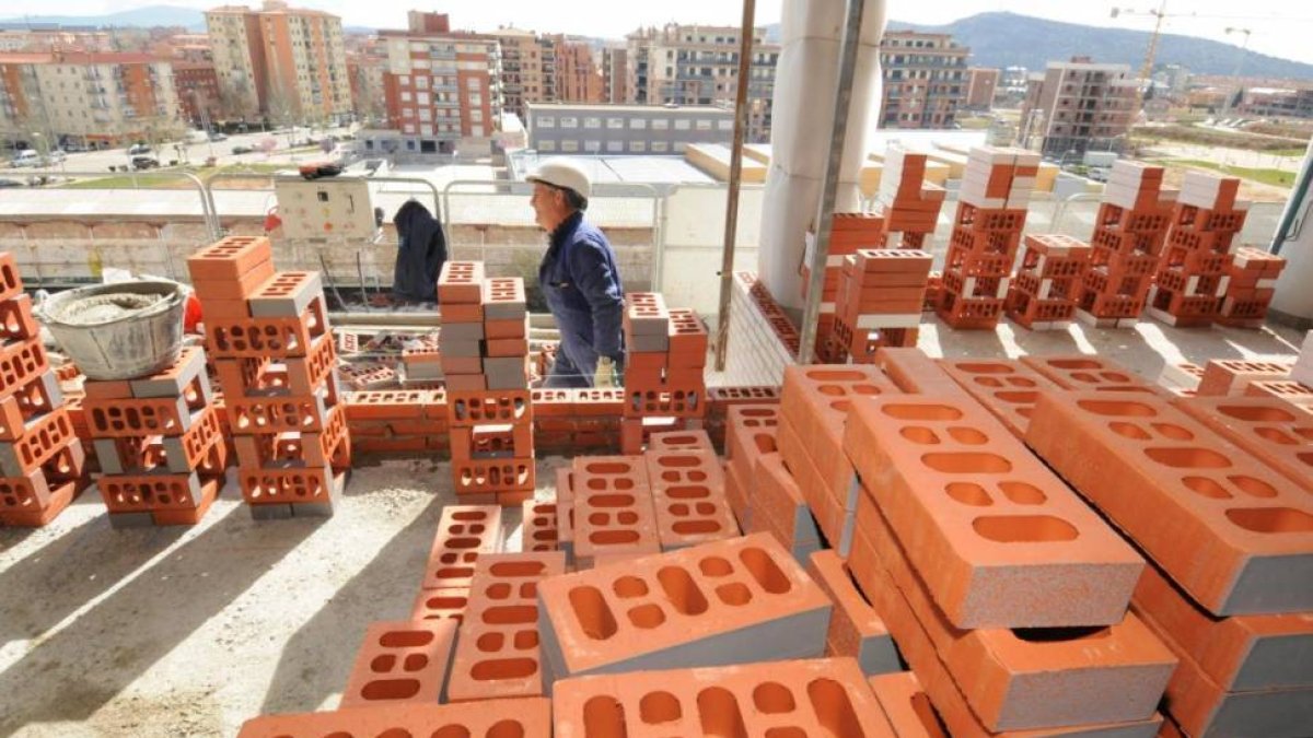 Un trabajador de la Construcción, en una imagen de archivo.-VALENTÍN GUISANDE