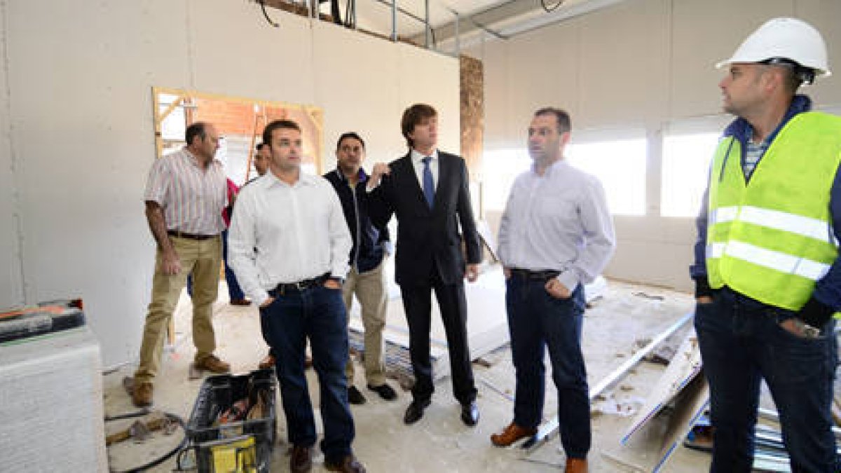 Visita del alcalde de la ciudad, Carlos Martínez Mínguez, a las obras del Centro Logístico de Valcorba. / ÁLVARO MARTÍNEZ-