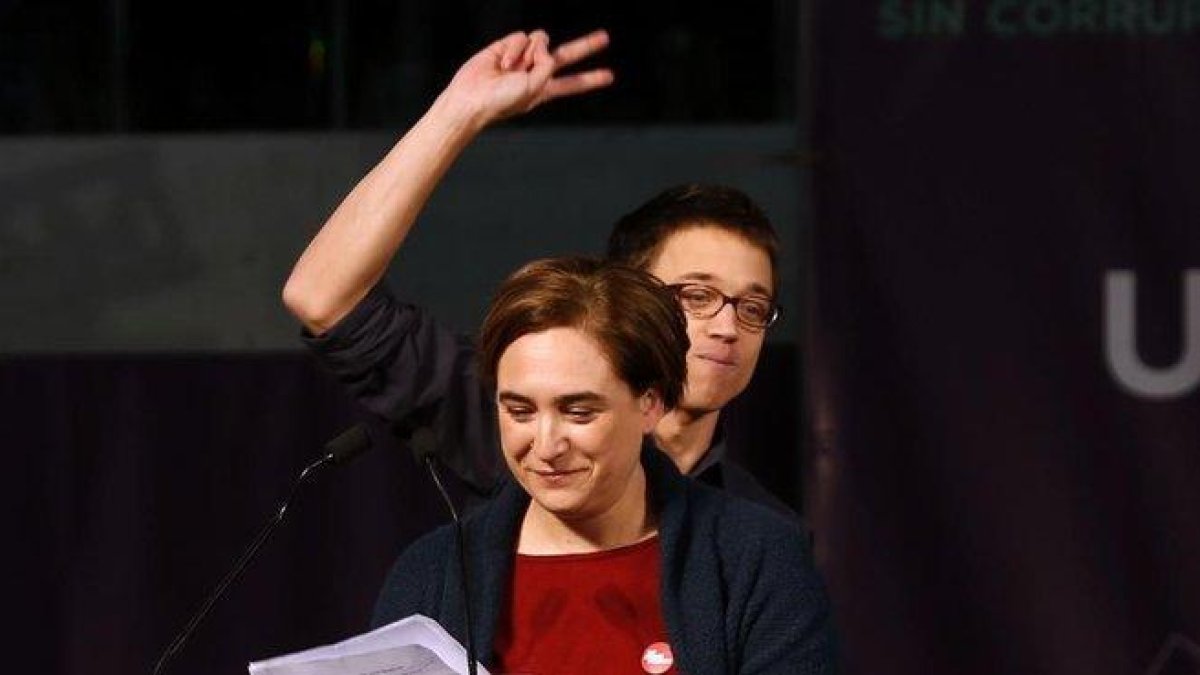La alcaldesa de Barcelona, Ada Colau, y el líder de Más Madrid, Íñigo Errejón, en un mitin de Podemos en las elecciones generales del 2015-DAVID CASTRO