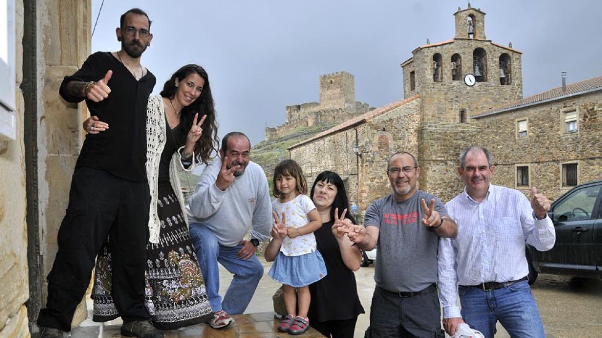 Vecinos de Magaña celebrando ayer la concesión del premio.-Valentín Guisande