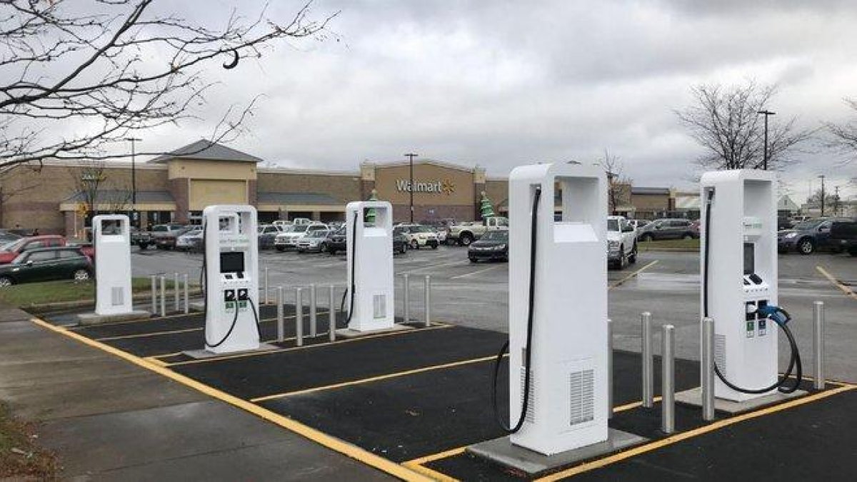 Cargadores para coches eléctricos en los supermercados Walmart.-EL PERIÓDICO