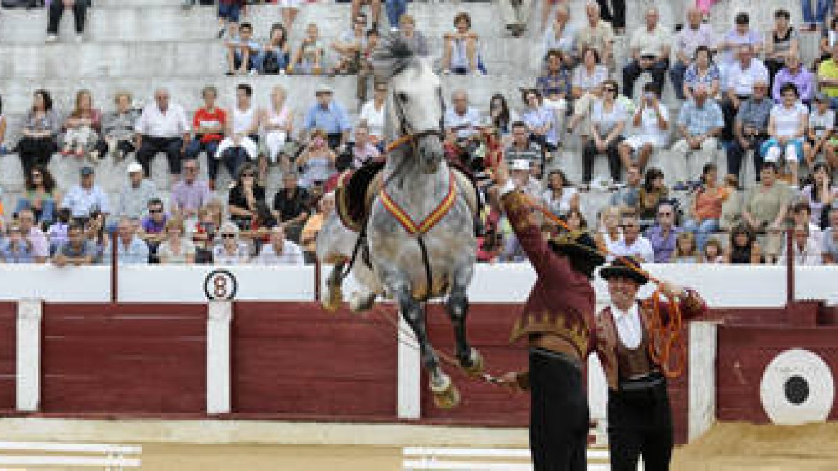 La belleza de los caballos perfectamente conjuntados y sus jinetes causó sensación entre el público adnamantino . / VALENTÍN GUISANDE-