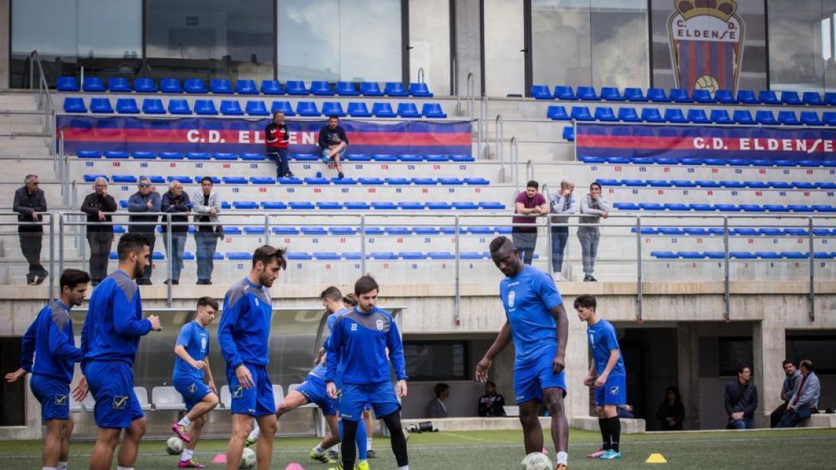 Los jugadores del Elsense, en el entrenamiento del miércoles.-MIGUEL LORENZO