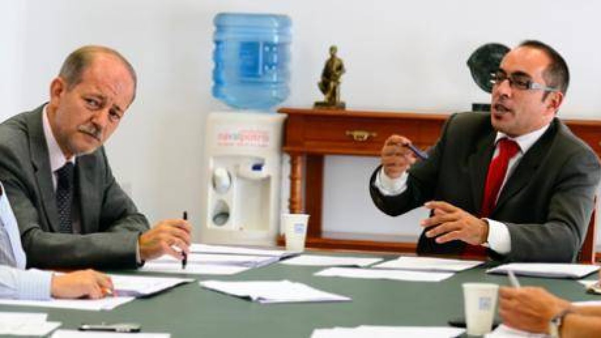 El interventor municipal junto a Luis Rey. / ÁLVARO MARTÍNEZ-