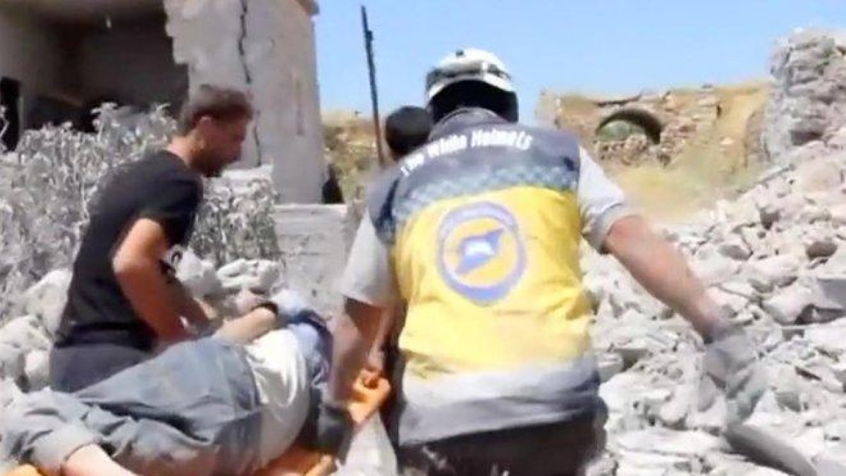 Cascos Blancos trasladan a un herido en los bombardeos de la ciudad siria de Sfuhen.-REUTERS
