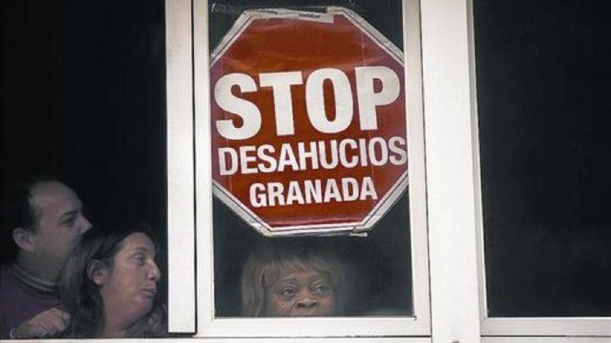 Bernardina Bindang (centro) protesta contra su desahucio, el pasado día 18.-Foto: AP / ANDRÉS KUDACKI