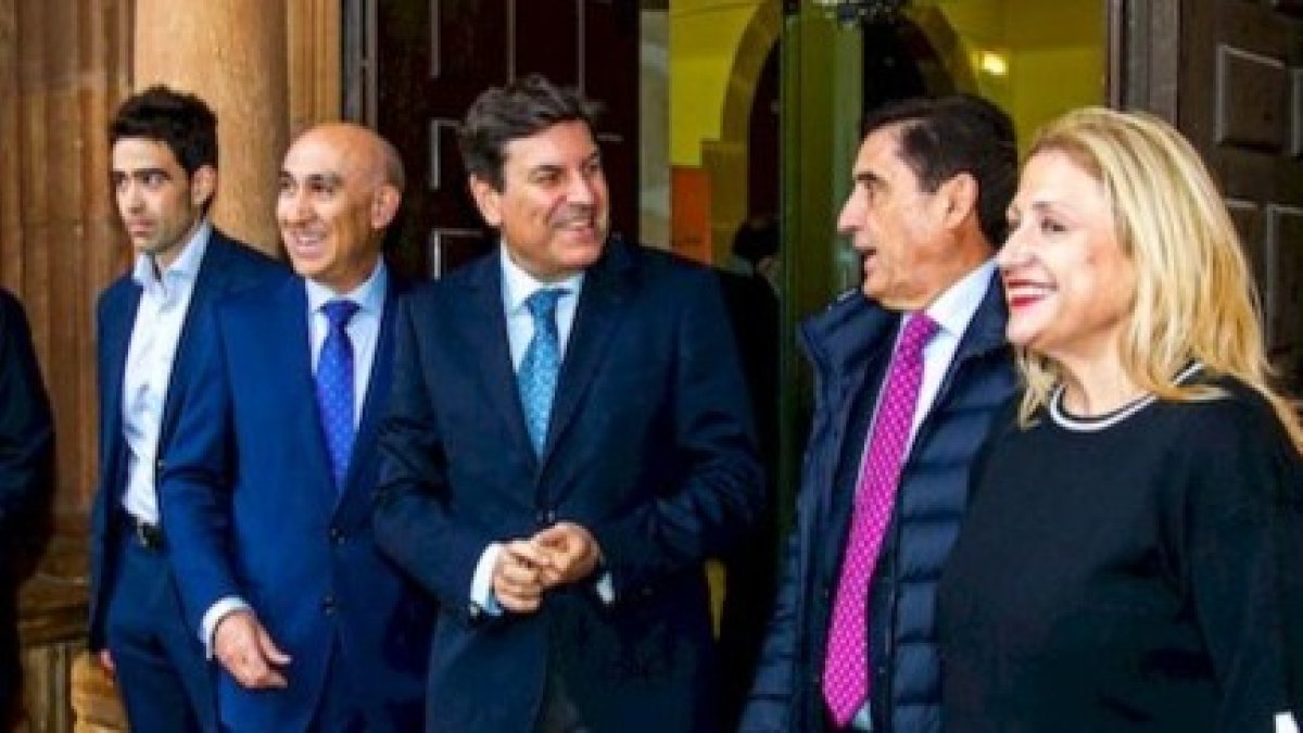 Carriedo, junto al resto de autoridades en el Aula Magna.-MARIO TEJEDOR