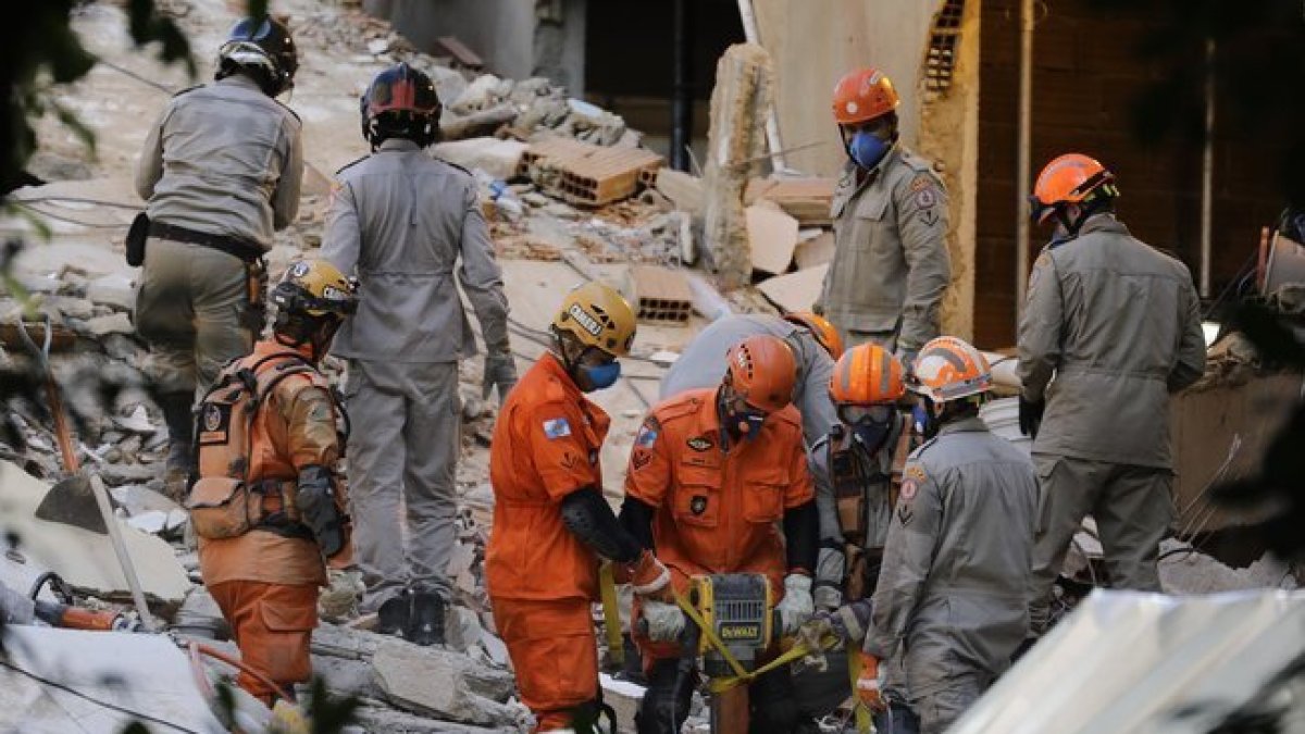 El derrumbe de dos edificios en Río de Janeiro suma nueve muertos