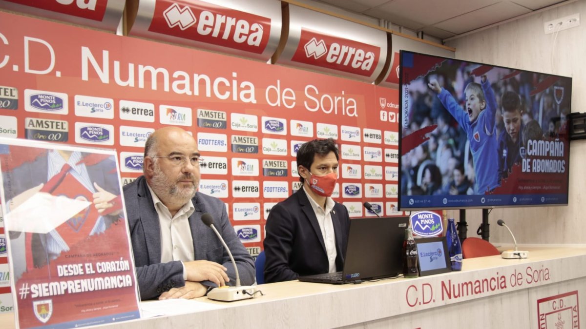 Luis Martínez y Javier del Pino en la presentación de la campaña de abonos del Numancia para la próxima temporada. GONZALO MONTESEGURO