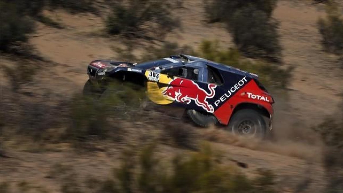 El Peugeot de Carlos Sainz en el Dakar.-AP / JORGE SAENZ