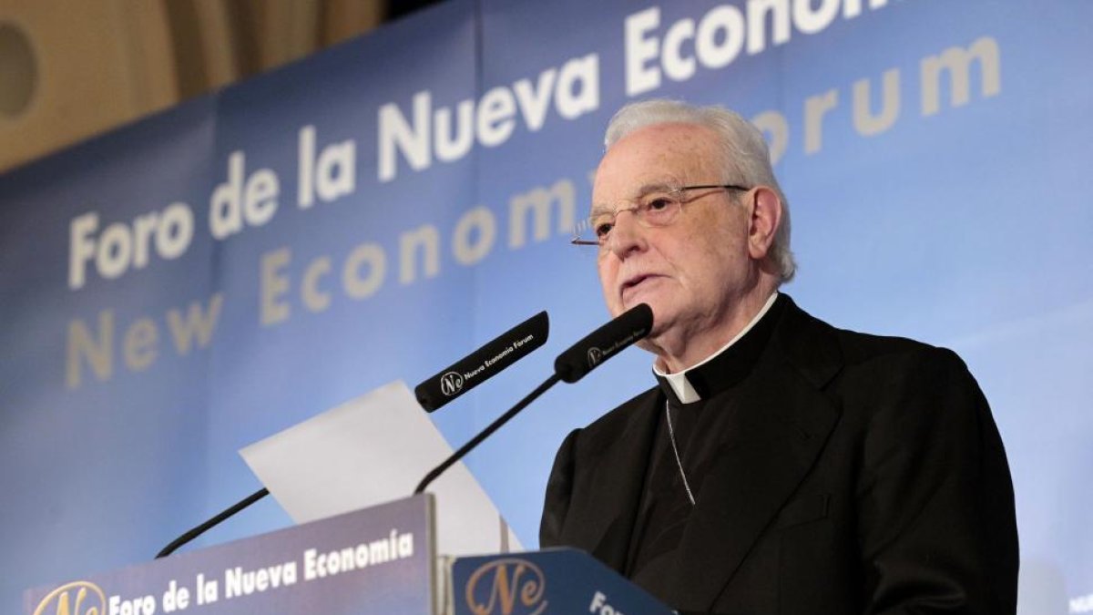 El cardenal arzobispo emérito de Sevilla, Carlos Amigo, participa en el desayuno informativo del Foro Nueva Economía.-ICAL