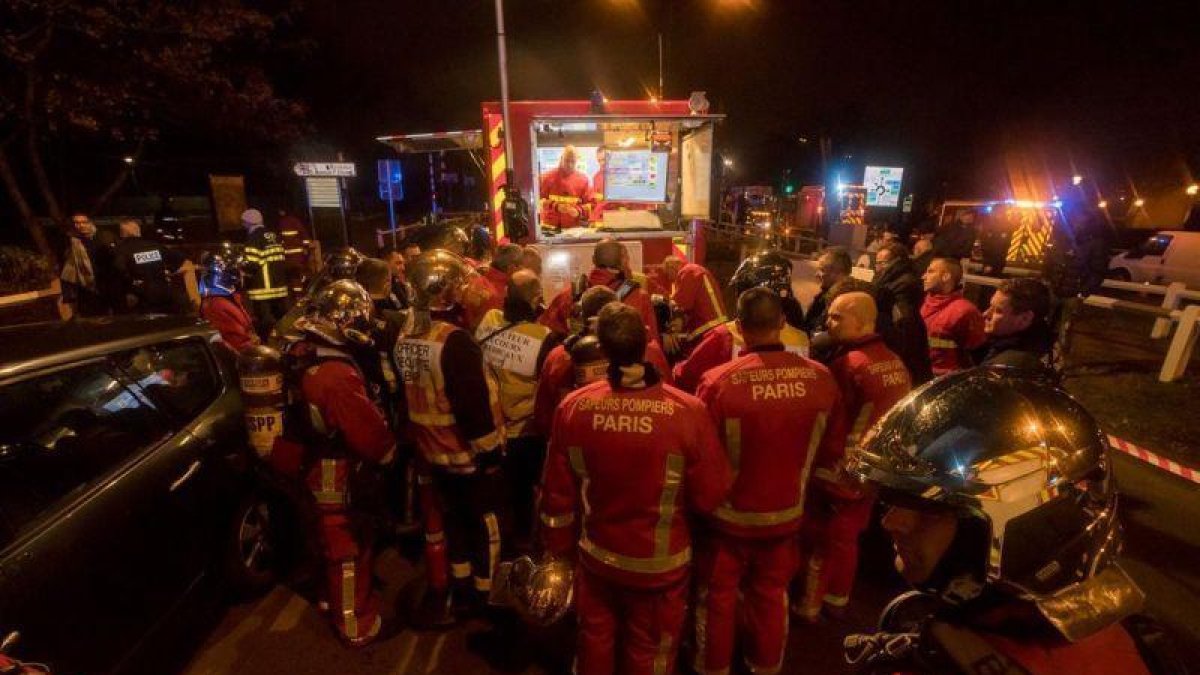 Intervención de los bomberos de París en el incendio de una vivienda en la periferia.-@POMPIERSPARIS