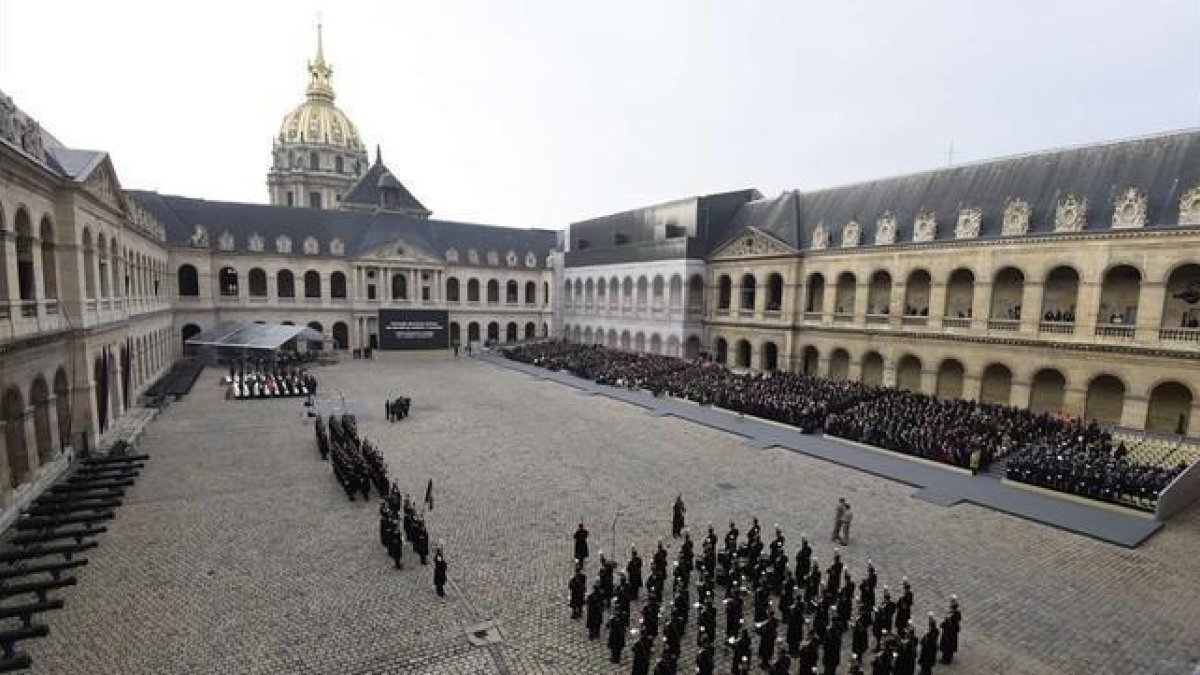 Homenaje a las víctimas del atentado de París en el patio del Palacio de los Inválidos.-AFP / MIGUEL MEDINA
