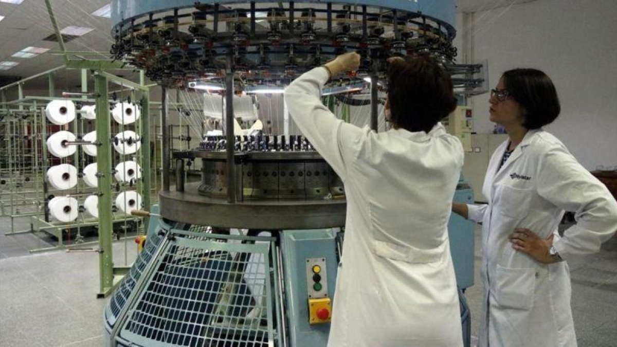 Mujeres trabajando en una empresa textil.-