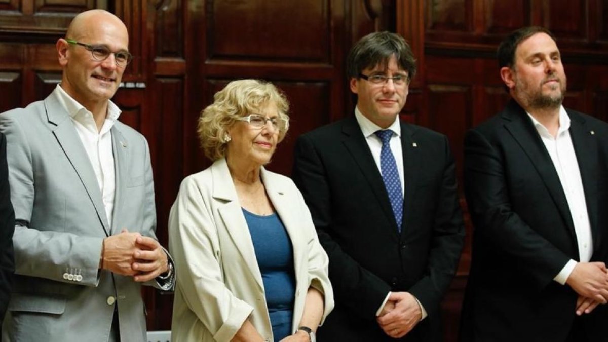De izquierda a derecha, Romeva, Carmena, Puigdemont y Junqueras, el lunes 22 en Madrid.-JUAN MANUEL PRATS