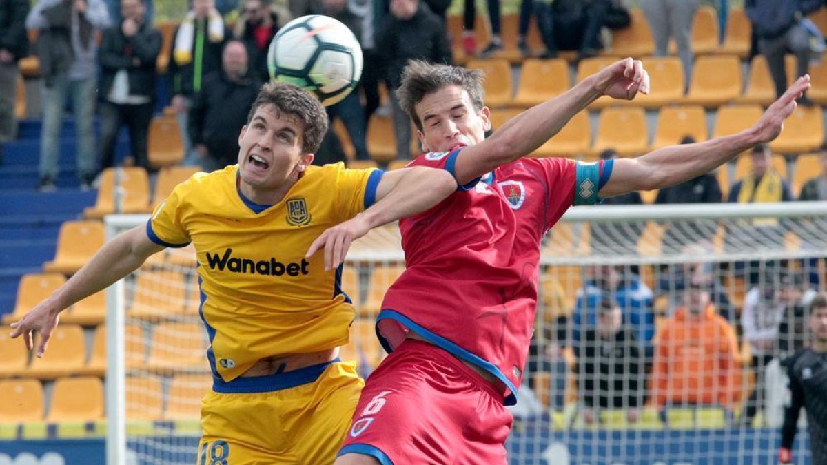 Íñigo Pérez con un jugador del Alcorcón en el partido de la pasada temporada celebrado en Santo Domingo.-Área 11