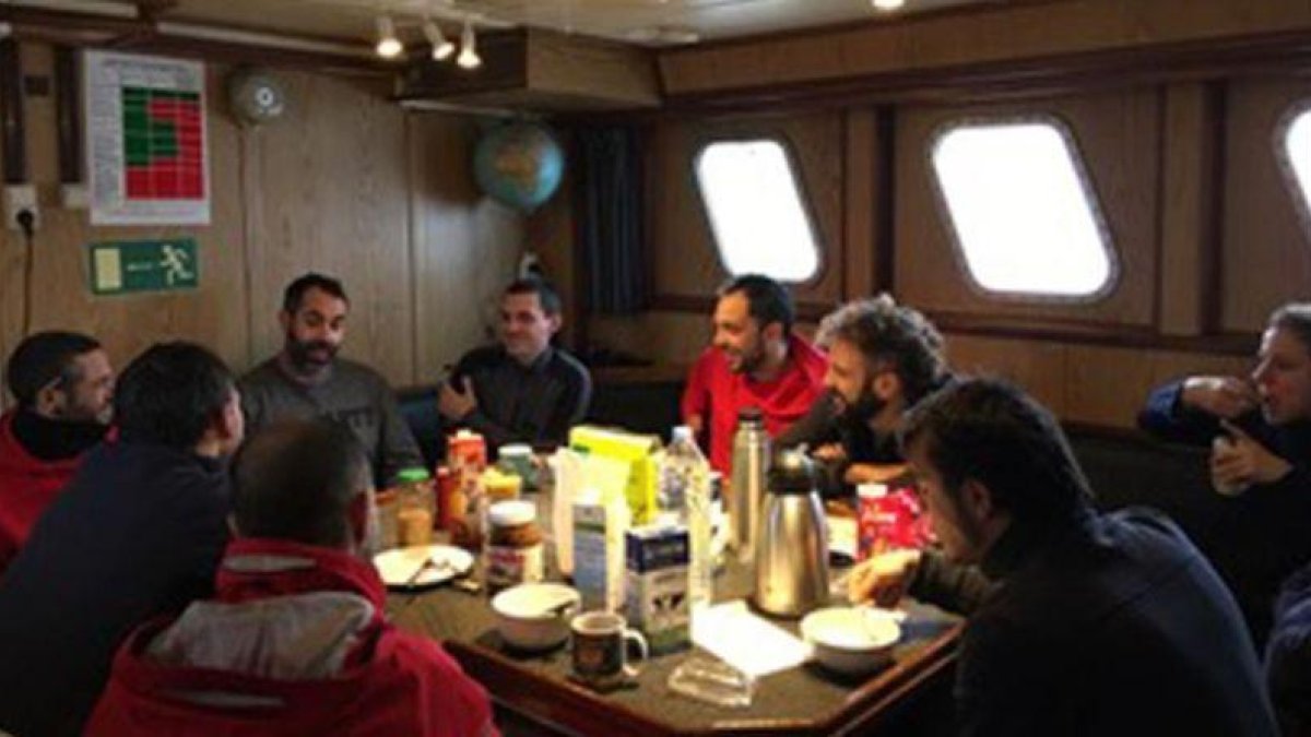 Tripulación del 'Golfo Azzurro', embarcación de Open Arms, en el puerto e Bezzina, en Malta.-MONTSE MARTÍNEZ