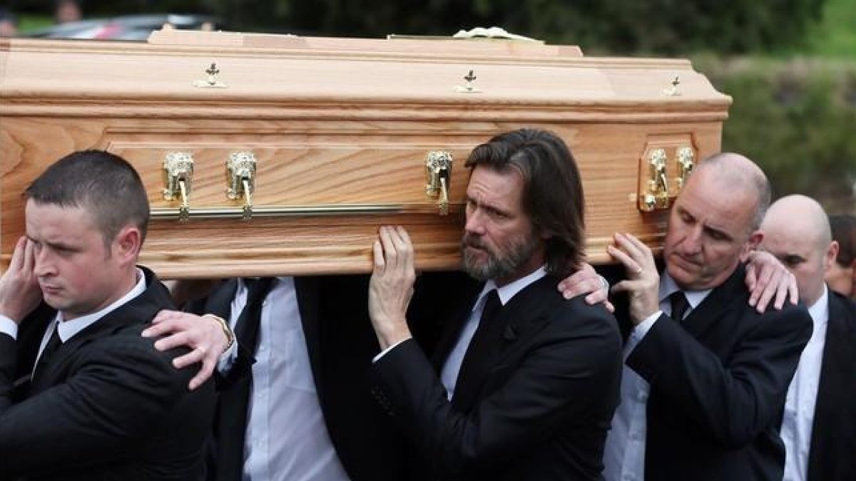 Jim Carrey (con barba), portando el féretro de su exnovia.-AP