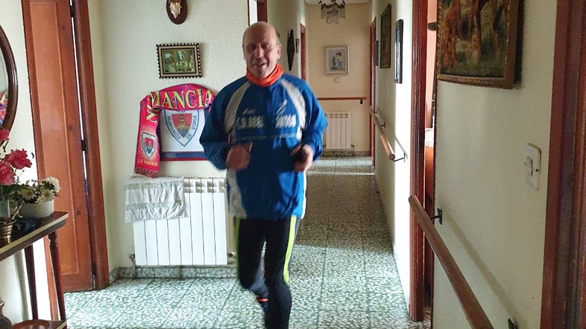 Jesús del Río, Macari, en su maratoniana jornada de atletismo del lunes en el pasillo de su casa. CEDIDA