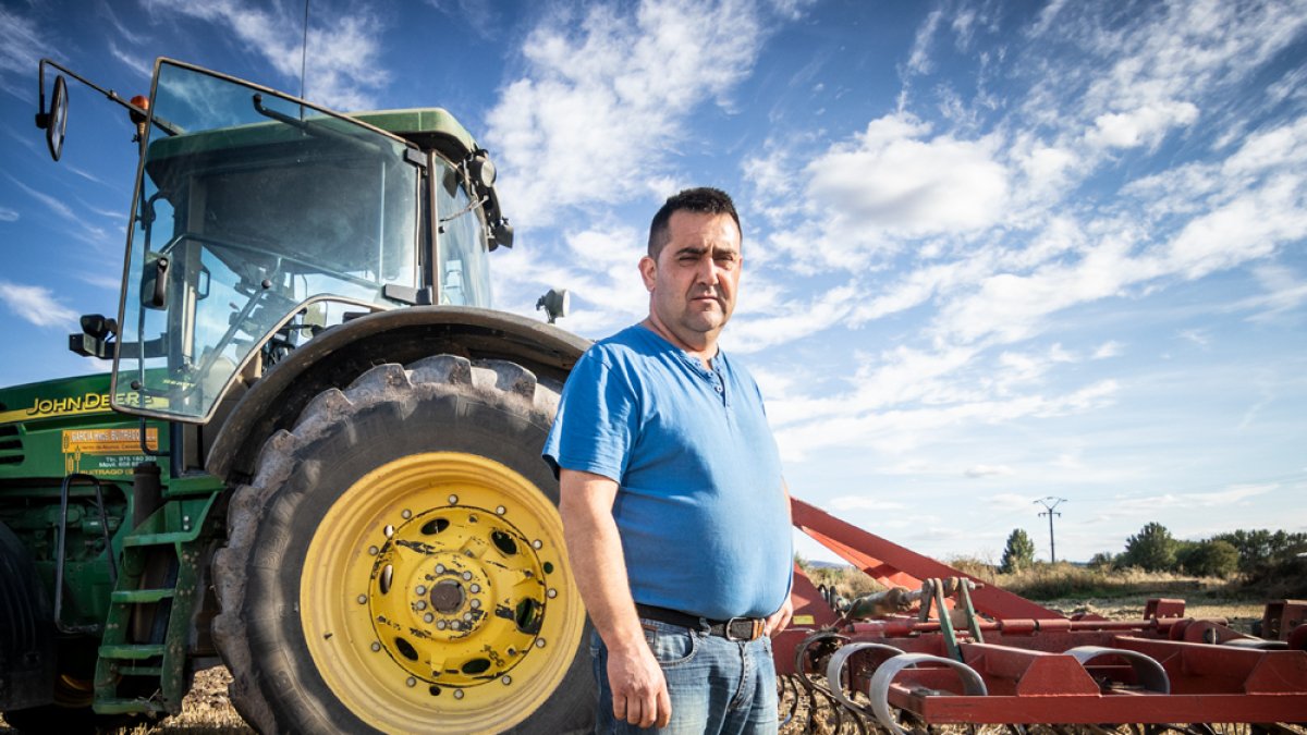 Jesús García junto a su tractor.-GONZALO MONTESEGURO