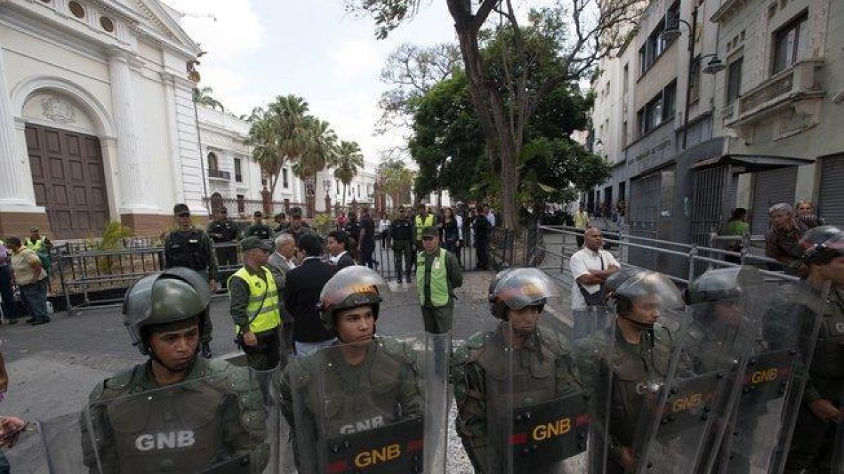 Miembros de la Guardia Nacional Bolivariana impiden el paso a la Asamblea Nacional.-EFE