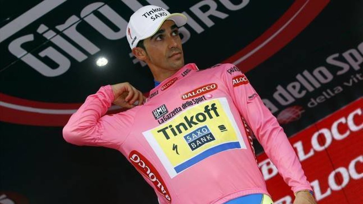 Alberto Contador, en el podio del Giro, donde sí pudo vestirse de rosa, lo que el jueves no pudo hacer por culpa de la caída sufrida.-Foto:   AFP / LUK BENIES