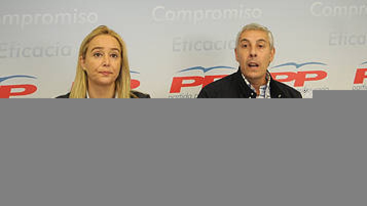 Los concejales del grupo popular María José Fuentes y Alberto Rodríguez. / ÚRSULA SIERRA-
