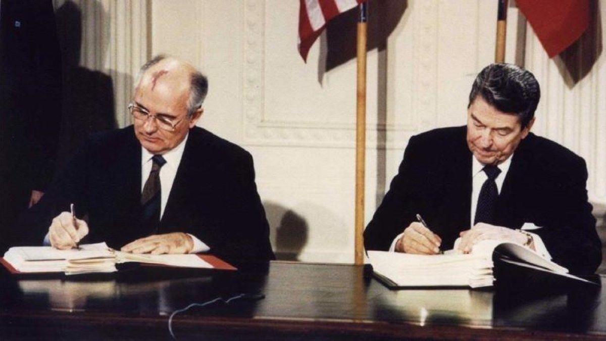 El presidente de la URSS, Mijaíl Gorbachov, y su homólogo estadounidense, Ronald Reagan, firman el tratado de armas nucleares INF, en la Casa Blanca, el 8 de diciembre de 1987.-REUTERS / DENNIS PAQUIN