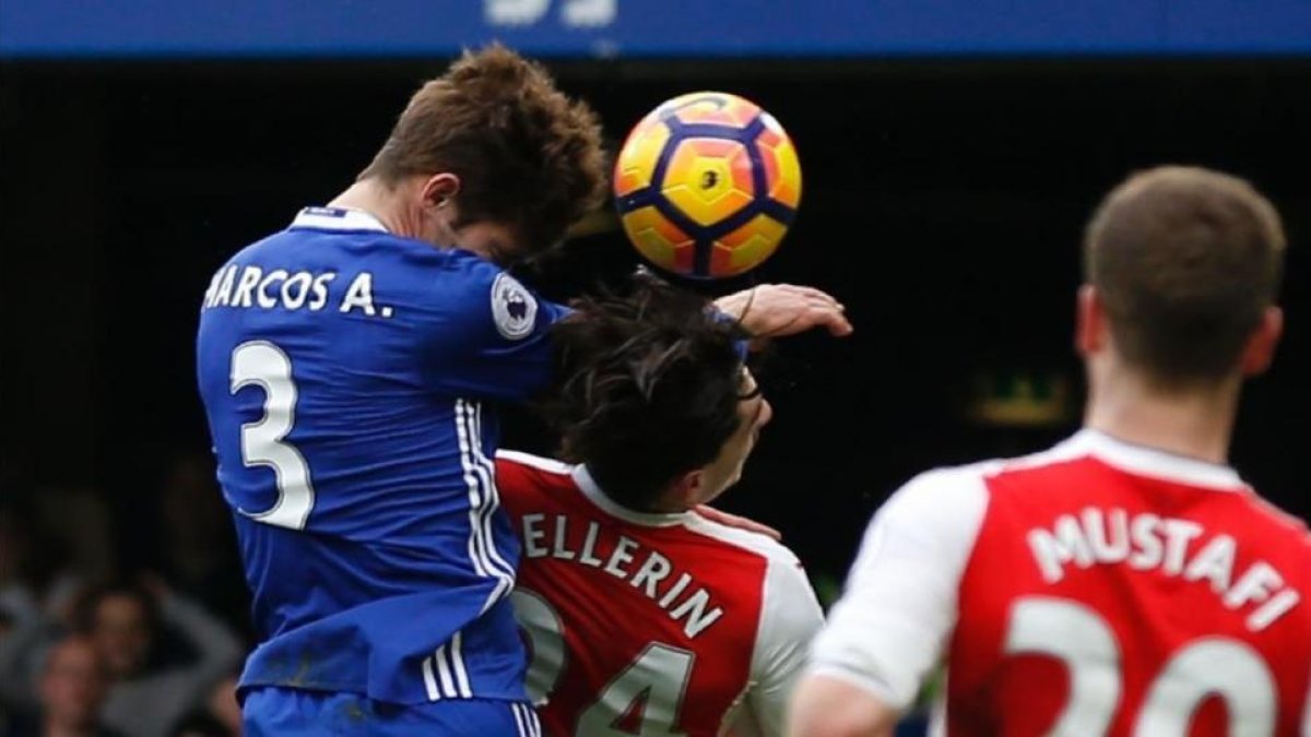 Marcos Alonso remata a gol y golpea duramente con el codo a Bellerín durante el Chelsea-Arsenal.-AFP / IAN KINGTON