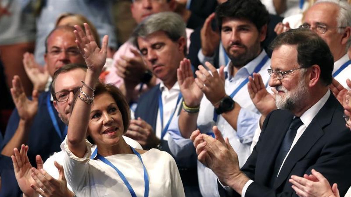 Cospedal saluda al público asistente-J.P. GANDUL (EFE)