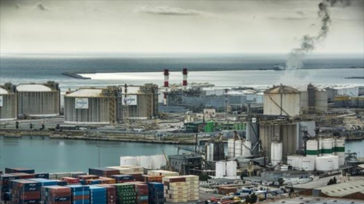 Imagen de la actividad industrial en una zona del puerto de Barcelona.-FERRAN SENDRA