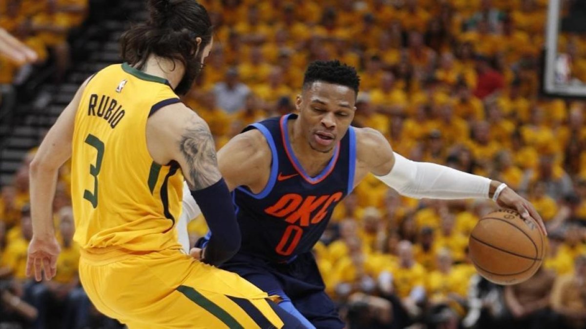 Rubio defiende a Westbrook en el inicio del sexto partido entre Utah y Oklahoma.-REUTERS / GEORGE FREY