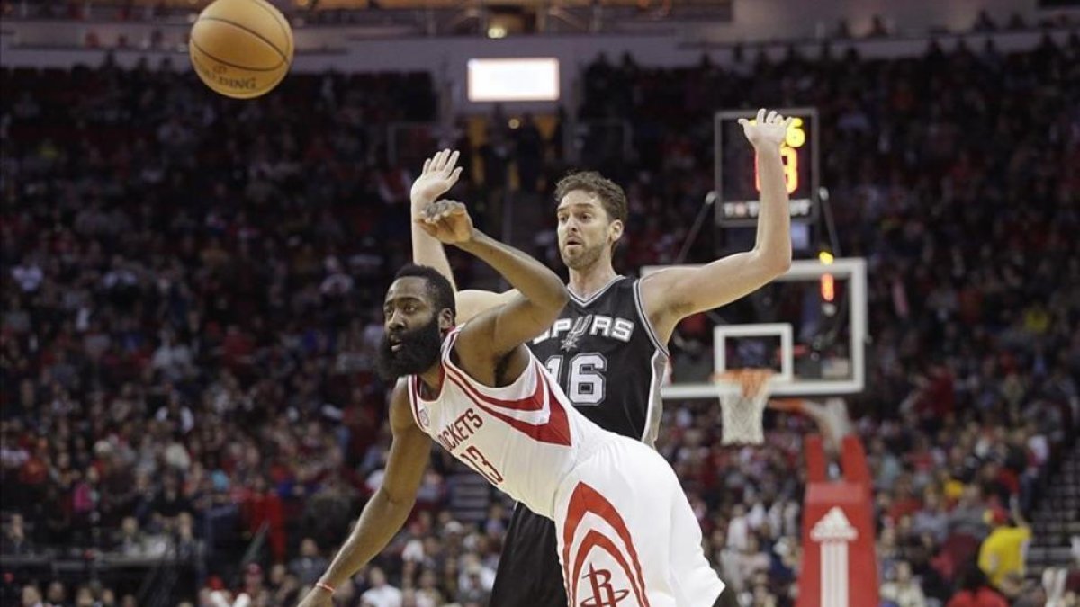 Ni el buen partido de Harden pudo vencer a los Spurs, que siguen ganando fuera de casa.-THOMAS SHEA