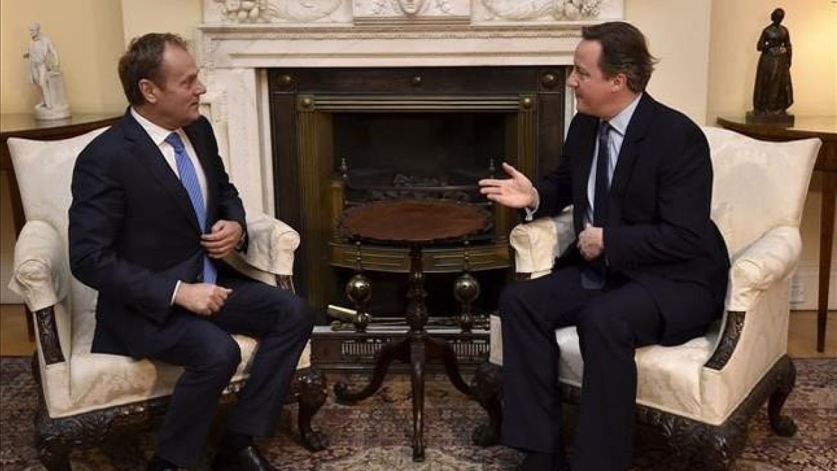 Cameron (derecha) con Tusk en el número 10 de Downing Street, el domingo, en Londres.-AP / TOBY MELVILLE