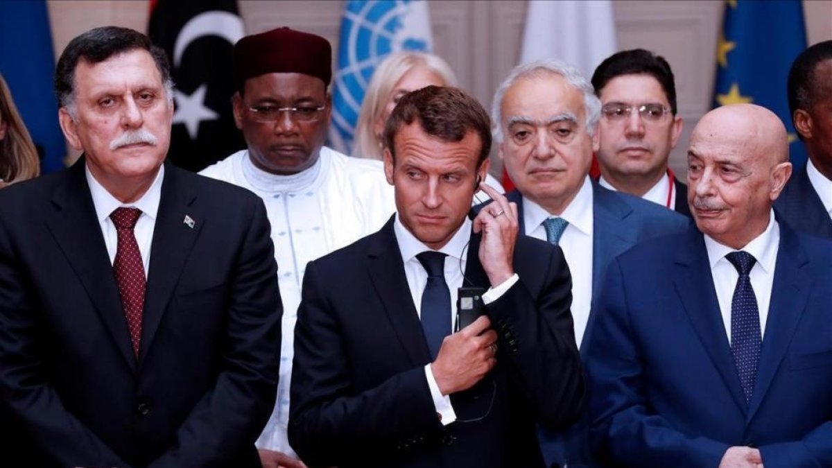 El presidente del Consejo Presidencial de Libia  Fayez al-Sarra  el presidente frances  Emmanuel Macron  y el presidente de la Camara de Representantes de Libia  Tobruk Aguila Saleh Issa.-ETIENNE LAURENT