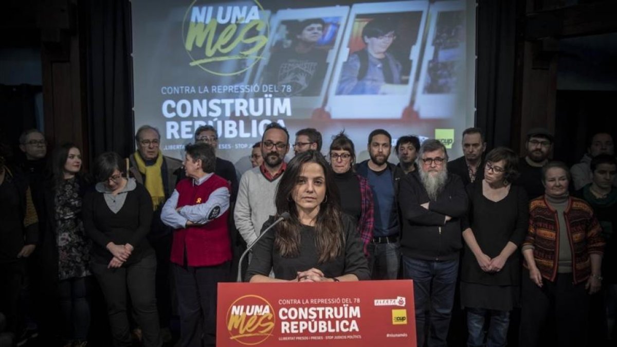 La diputada de la CUP Maria Sirvet, en la rueda de prensa que ha ofrecido junto al exdiputado Benet Salellas para hablar de la estrategia de Anna Gabriel, este martes, en Barcelona.-CARLOS MONTANYES